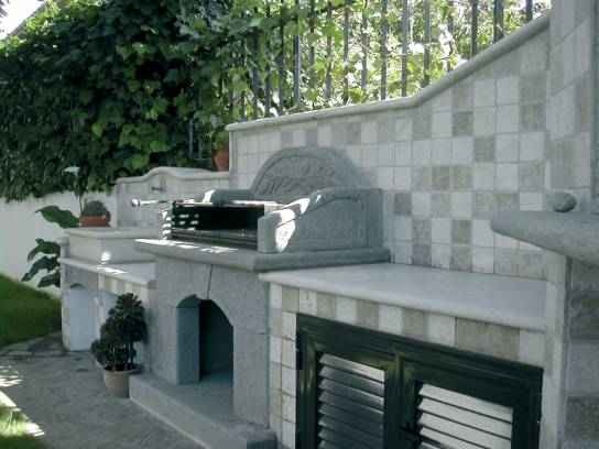 Arredo giardino con barbecue forno e lavabo