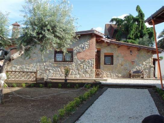 Cottage in Fontenuova: coating irregular ashlar and brick.