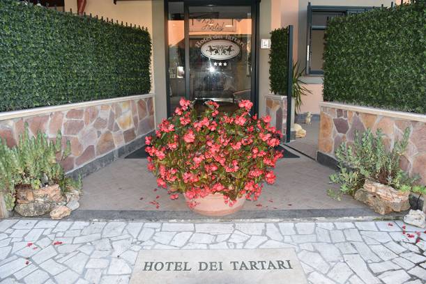 realizzazione rivestimento in quarzite rosa naturale presso hotel dei Tartari