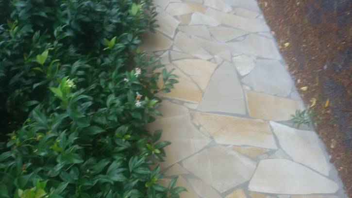 A covering with crazy paving of Fossil stone