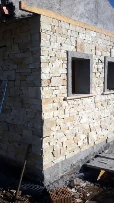 Rivestimento in pietra di Trani a listelli e piastrelle:una residenza in campagna a Roma.