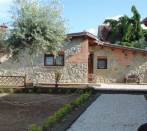 Cottage in Fontenuova: coating irregular ashlar and brick.